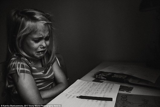Nhiếp ảnh gia Kamila Staniszewska người Ba Lan đã chụp được bức ảnh cô con gái sáu tuổi của mình rơi nước mắt khi làm bài tập về nhà.
