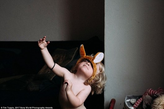 Còn đây là cô con gái 6 tuổi của nhiếp ảnh gia Tim Topple đang chơi tại nhà riêng ở Cieszyn, miền Nam Ba Lan.