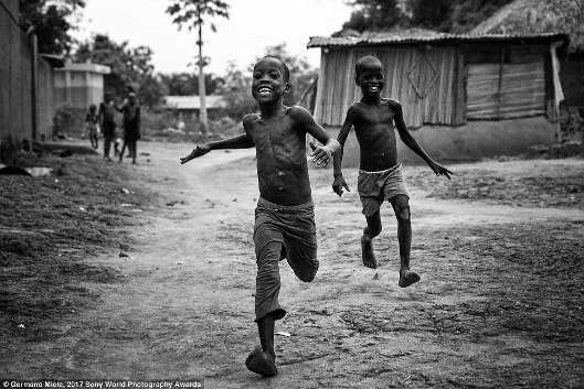 Nhiếp ảnh gia Germano Miele viết về ngôi làng nhỏ ở Benin trong bức ảnh này: 