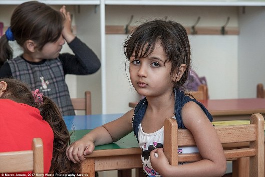 Một học sinh mệt mỏi trong lớp học tại trường gần Sidone ở Lebanon, nơi có khoảng một triệu người tị nạn Syria được các tổ chức quốc tế hỗ trợ.