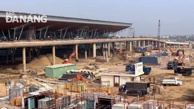 Công trình Nhà ga hành khách quốc tế và Nhà ga khách VIP đang được đẩy nhanh tiến độ thi công phục vụ Tuần lễ Cấp cao APEC 2017