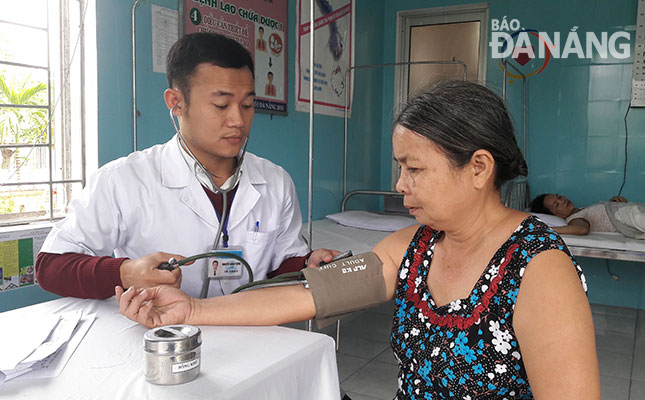 Hiện 23/56 trạm y tế xã, phường thiếu bác sĩ. TRONG ẢNH: Y sĩ Nguyễn Hồng Tưởng, trạm y tế xã Hòa Phước đang khám bệnh.