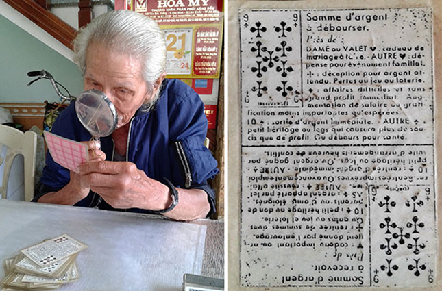 91 tuổi, ông Lương Xiêm phải dùng kính lúp (ảnh trái) để xem các dòng chữ Pháp trên các quân bài tây. Ảnh: V.P.Q
