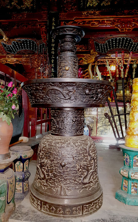 Bên trong đền có hai cây đèn đồng lớn (do các nghệ nhân làng Ngũ Xã đúc năm 1950).