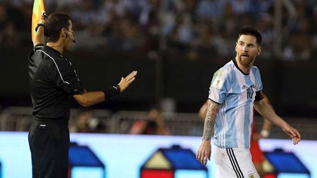 Messi bị treo giò 4 trận vì có lời lẽ phỉ báng trợ lý trọng tài. Ảnh: Internet