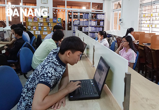 Tăng cường đầu tư cơ sở vật chất là một trong những hoạt động nhằm nâng cao chất lượng của các trường đại học. TRONG ẢNH: Một giờ tự học ở thư viện của sinh viên Trường Đại học Duy Tân Đà Nẵng.
