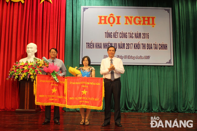 Phó Chủ tịch UBND thành phố Trần Văn Miên trao cờ dẫn đầu thi đua  xuất sắc toàn khối cho Cục thuế thành phố và Chi nhánh Ngân hàng phát triển khu vực Quảng Nam-Đà Nẵng.