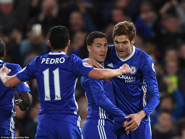 Hazard (giữa) ăn mừng cùng các đồng đội sau khi ghi bàn