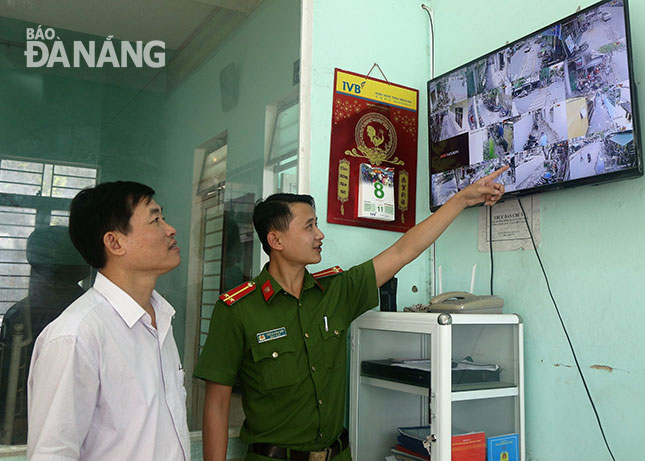“Tổng đài” theo dõi, cập nhật hình ảnh thu được từ 105 camera giám sát an ninh trên địa bàn phường Phước Ninh, quận Hải Châu. Ảnh: V.P.Q