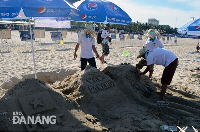Nhiều hoạt động vui chơi, giải trí được tổ chức trong dịp hè sẽ là những trải nghiệm thú vị dành cho du khách trong nước và quốc tế.  Trong ảnh: Các đội tham gia cuộc thi đắp tượng cát tại chương trình “Điểm hẹn mùa hè 2016”.  Ảnh: THU HÀ