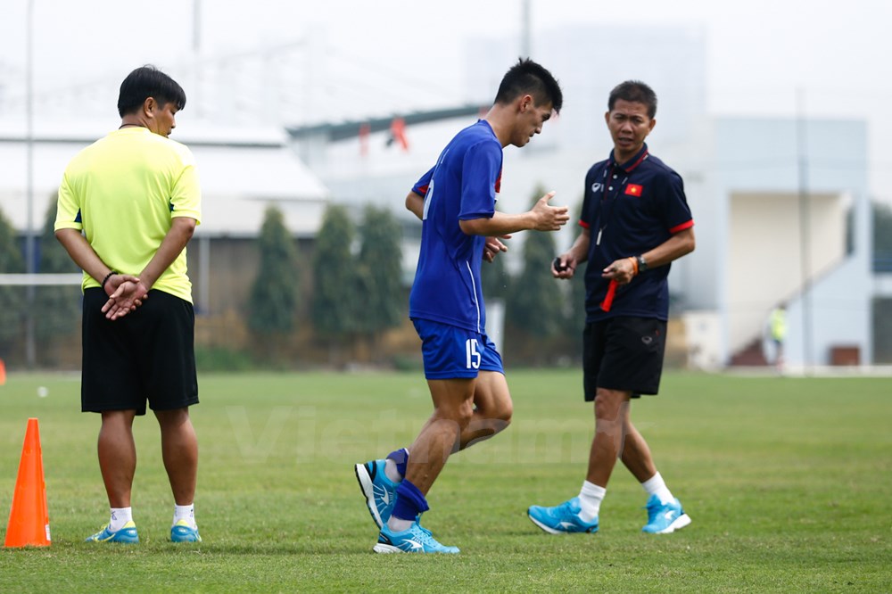 Một cầu thủ to cao như Tiến Linh cũng xuống sức rõ rệt. Huấn luyện viên Hoàng Anh Tuấn lập tức động viên anh cố gắng không bỏ cuộc. 