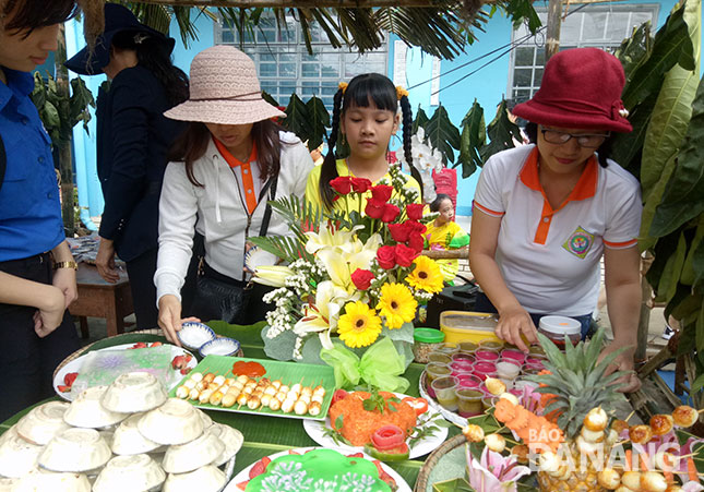 Cô và trò Trường tiểu học Trần Bình Trọng cùng chuẩn bị món ăn để tham gia thi ẩm thực tại Ngày hội văn hóa dân gian, do Phòng GD&ĐT quận Liên Chiểu tổ chức.