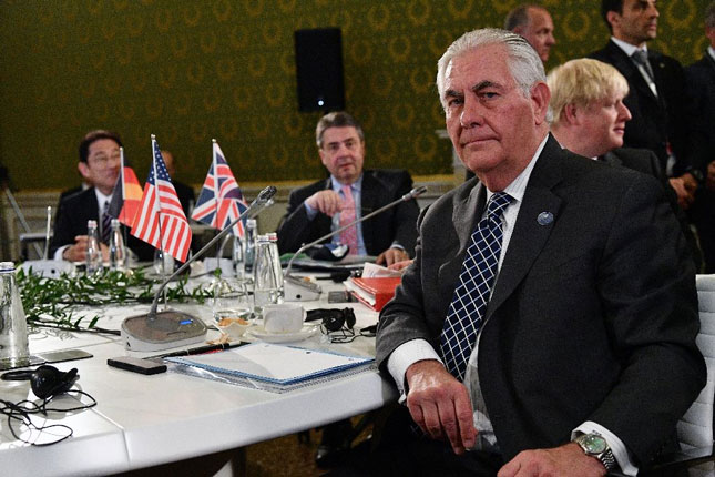 Ngoại trưởng Mỹ Rex Tillerson (bìa phải) tham dự cuộc họp các Ngoại trưởng G7 trước khi đến Nga.  Ảnh: AFP