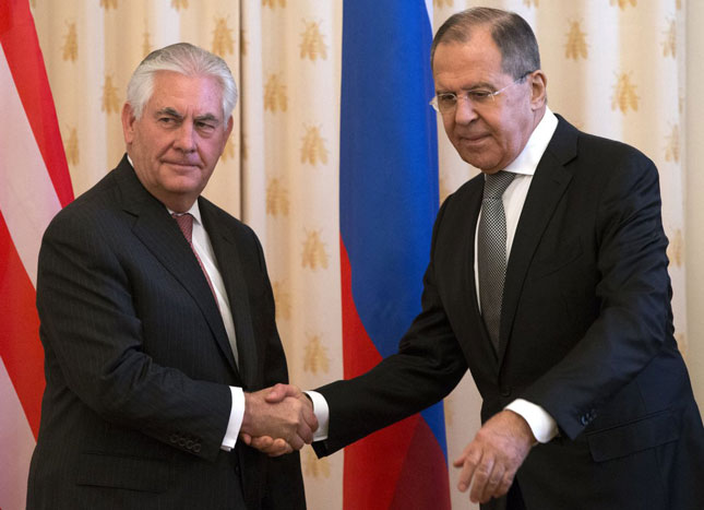 Ngoại trưởng Mỹ Rex Tillerson (trái) gặp gỡ người đồng cấp Nga Sergei Lavrov tại Mátxcơva. 						       Ảnh: AP