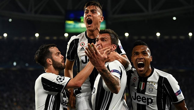 Sự xuất sắc của Dybala (thứ 2, trái sang) đã giúp Juventus tạo lợi thế quá lớn trước trận đấu lượt về cùng Barcelona.  		                   ảnh: UEFA
