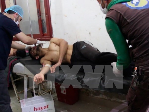 Người dân Syria được điều trị trong bệnh viện ở thị trấn Maaret al-Noman, tỉnh Idlib, sau khi bị ảnh hưởng bởi cuộc tấn công bị tình nghi sử dụng vũ khí hóa học ngày 4/4. (Nguồn: EPA/TTXVN)