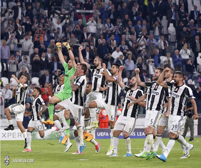 Các cầu thủ Juventus ăn mừng chiến thắng sau khi đánh bại Barcelona 3-0 ở lượt đi vòng tứ kết Champions League.  Ảnh: Internet