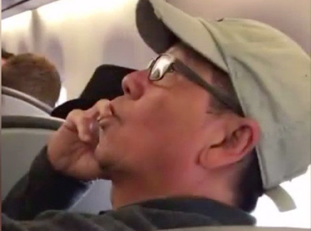 Ông David Dao nói chuyện điện thoại với hãng United Airlines trước khi bị lôi đi. (Nguồn: AOL.com)
