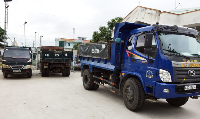Cả ba chiếc xe tải vi phạm bị tạm giữ tại trụ sở UBND phường Hòa Minh.