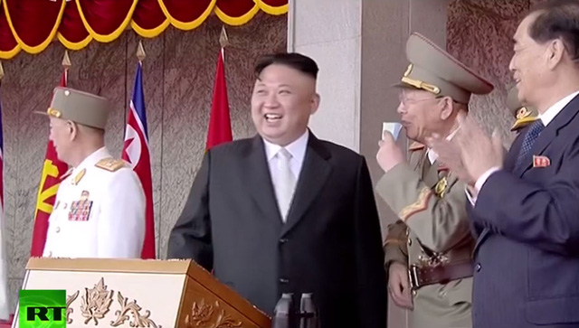 Nhà lãnh đạo Triều Tiên cùng các quan chức theo dõi sự kiện
