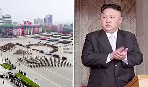 Nhà lãnh đạo Triều Tiên Kim Jong-un theo dõi lễ duyệt binh (Ảnh: Sky)