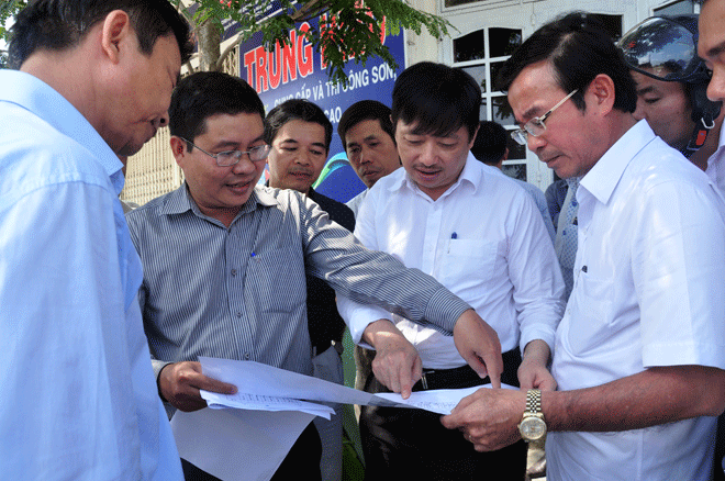 Phó Chủ tịch Đặng Việt Dũng nghe các đơn vị thi công và UBND quận Liên Chiểu báo cáo tại hiện trường