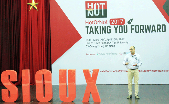 Ông Bas Van Loon chia sẻ với các SV, kỹ sư CNTT Đà Nẵng về phương pháp ước lượng trong một dự án phát triển phần mềm