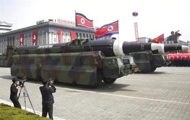 Hãng thông tấn Yonhap dẫn lời nhiều quan chức của Chính phủ Hàn Quốc nhận định rằng quả tên lửa mà Triều Tiên phóng sáng 16-4 có thể là tên lửa đạn đạo tầm trung KN-15, cùng loại với quả tên lửa đã được phóng hồi đầu tháng này.