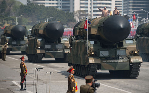Hàng loạt tên lửa được Triều Tiên trưng ra trong lễ diễu binh ngày 15/4/2017. Ảnh: AFP.