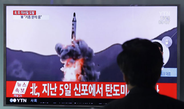 Người dân Hàn Quốc xem hình ảnh về vụ phóng tên lửa của CHDCND Triều Tiên tại nhà ga Seoul.  Ảnh: AP