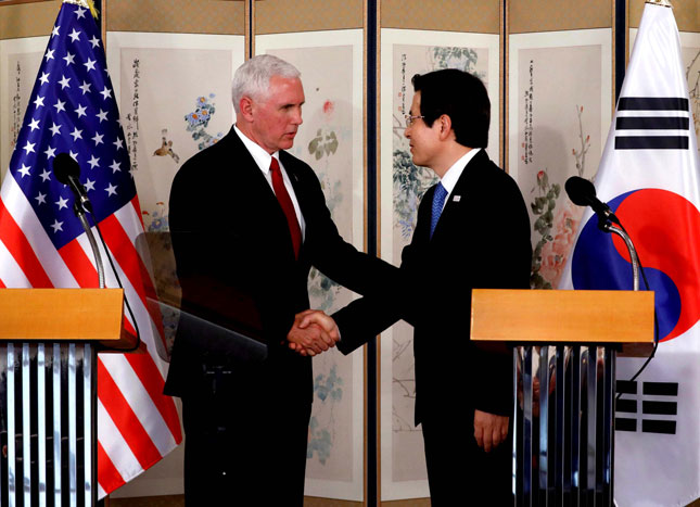 Phó Tổng thống Mỹ Mike Pence (trái) và quyền Tổng thống kiêm thủ tướng Hàn Quốc Hwang Kyo-Ahn tham gia cuộc họp báo chung tại Seoul ngày 17-4.  Ảnh: Reuters