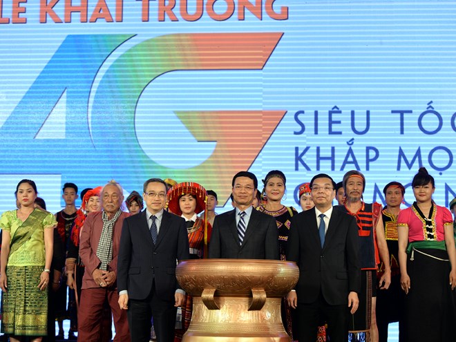 Thứ trưởng Phan Tâm (bên trái, hàng đầu tiên) trong lễ khai trương 4G của Viettel. (Nguồn: Viettel)