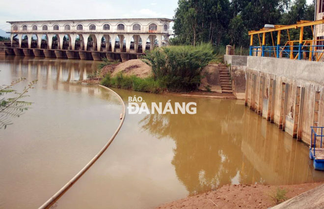 Mực nước sông Yên tại trạm bơm phòng mặn An Trạch hạ xuống mức rất thấp trong mấy ngày qua, đe dọa việc cung cấp nước sinh hoạt cho người dân thành phố