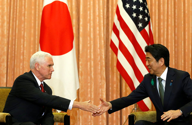 Phó Tổng thống Mỹ Mike Pence (trái) gặp gỡ Thủ tướng Nhật Bản Shinzo Abe tại Tokyo ngày 18-4. Ông Pence nói rằng, sự kiên nhẫn chiến lược với CHDCND Triều Tiên đã hết và mọi lựa chọn “đã được đặt trên bàn”.			        Ảnh: Reuters