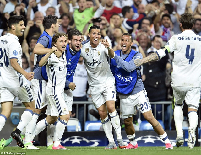 Các đồng đội chia vui với C.Ronaldo