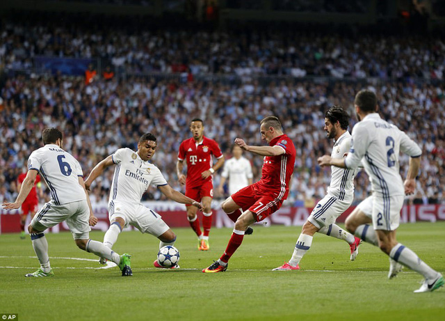 Ribery trong vòng vây các cầu thủ Real Madrid