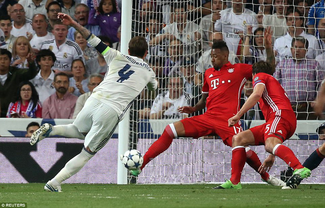 Boateng ngăn cản bàn thua sau pha dứt điểm của Ramos