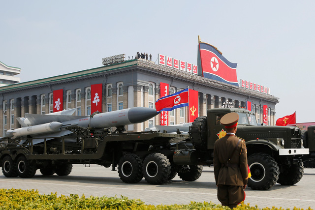 Tên lửa Triều Tiên tham gia lễ duyệt binh tại thủ đô Bình Nhưỡng hôm 15/4 (Ảnh: Reuters)