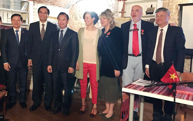 Đoàn lãnh đạo thành phố làm việc với bà Sandra Scagliotti (thứ ba, từ phải sang), Lãnh sự Danh dự Việt Nam tại thành phố Turin. 