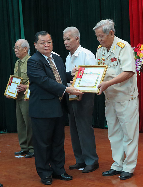 Đại tá Trần Như Tiếp, Trưởng Ban liên lạc cựu quân tình nguyện, chuyên gia quân sự giúp Lào thành phố Đà Nẵng được Chính phủ CHDCND Lào tặng Huy chương Anh dũng chống Pháp ngày 20-4-2017.