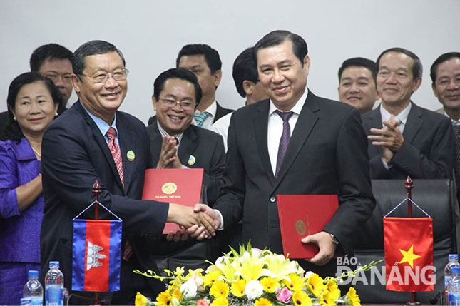 Chủ tịch UBND thành phố Huỳnh Đức Thơ và Tỉnh trưởng tỉnh Battambang Chan Sophal ký kết biên bản ghi nhớ sau buổi làm việc. Ảnh: QUỐC KHẢI