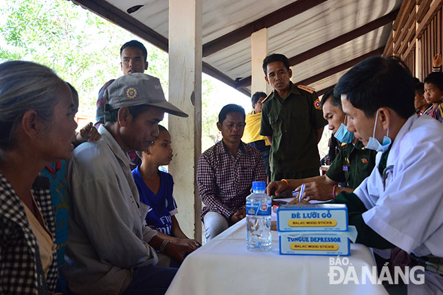 Cán bộ quân y Bộ Chỉ huy Quân sự thành phố Đà Nẵng khám bệnh cho nhân dân bản Kẹng Hăng, huyện Tụm Lan, tỉnh Salavan.