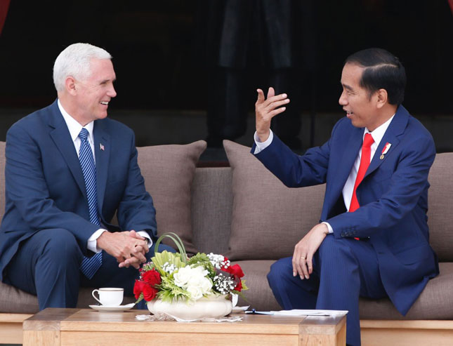 Phó Tổng thống Mỹ Mike Pence (trái) gặp gỡ Tổng thống Indonesia Joko Widodo.  				                  Ảnh: AP