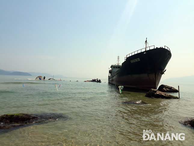 Tàu Bình Dương 288 mắc cạn tại bãi biển thuộc khu vực Xuân Dương, phường Hòa Hiệp Nam. 