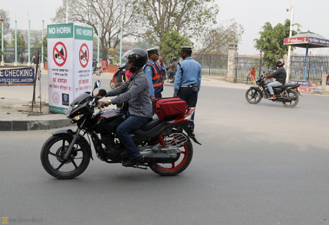 Bảng thông báo không dùng còi ở Kathmandu.