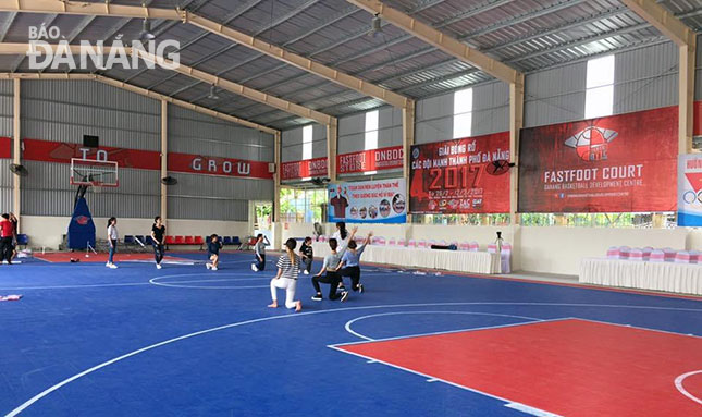 Sân bóng rổ nằm trong khuôn viên Trung tâm Văn hóa - Thể thao quận Thanh Khê bị phản ánh gây tiếng ồn ảnh hưởng đến sinh hoạt của người dân gần đó.  Ảnh: T.Y