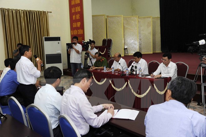 Chủ tịch Ủy ban Nhân dân thành phố Hà Nội gặp gỡ các cán bộ chủ chốt và đối thoại với người dân xã Đồng Tâm. (Nguồn: TTXVN)