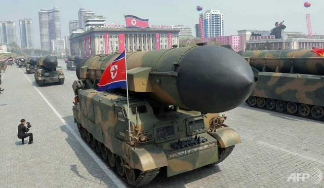 Một tên lửa được trưng bày trong lễ diễu binh hôm 15/4 của Triều Tiên. (Ảnh minh họa: AFP)