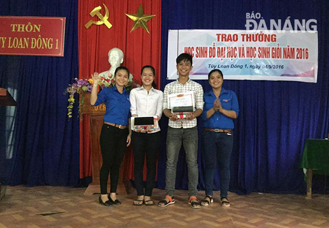 Chi đoàn thôn Túy Loan Đông 1 (xã Hòa Phong, huyện Hòa Vang) phối hợp với Chi hội khuyến học thôn tổ chức trao thưởng cho học sinh giỏi năm 2016.