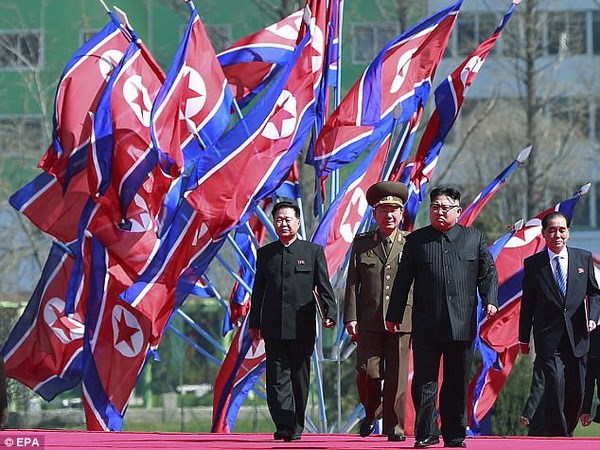 Nhà lãnh đạo Triều Tiên Kim Jong Un đi thị sát. (Nguồn: Reuters)